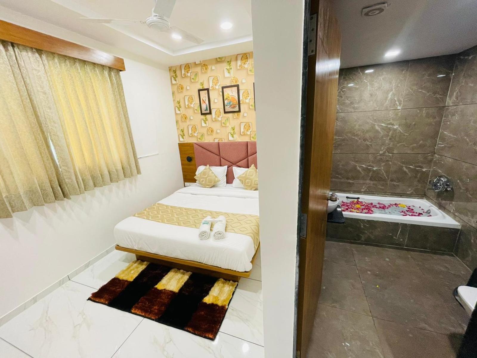 Hotel Avenue Sky Ahmedabad Extérieur photo
